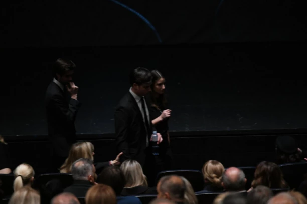 LAUŠEVIĆEVU ŽENU PRIJATELJI DRŽE DA NE PADNE: Potresne scene u JDP-u, Anita slomljena na komade ne prestaje da JECA NA SAV GLAS!