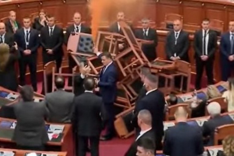 NEVIĐEN HAOS, BARIKADE I DIMNE BOMBE U NARODNOJ SKUPŠTINI ALBANIJE: Opozicija već dve nedelje blokira parlament, Ramu optužuju da je DIKTATOR, a iza svega stoji KORUPCIJA (VIDEO)