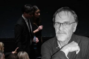 LAUŠEVOJ ĆERKI SE SLOŠILO NA KOMEMORACIJI: Asju pridržavali da ne padne, POTRESNA SCENA tera suze na oči!