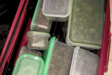 U STANU PRONAĐENO PREKO 3 KILOGRAMA DROGE: Uhapšen muškarac (60) iz Sremske Mitrovice! (FOTO)