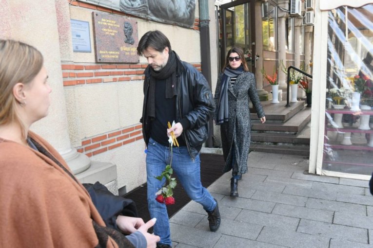 Crvene i bele ruže na Lauševoj sahrani