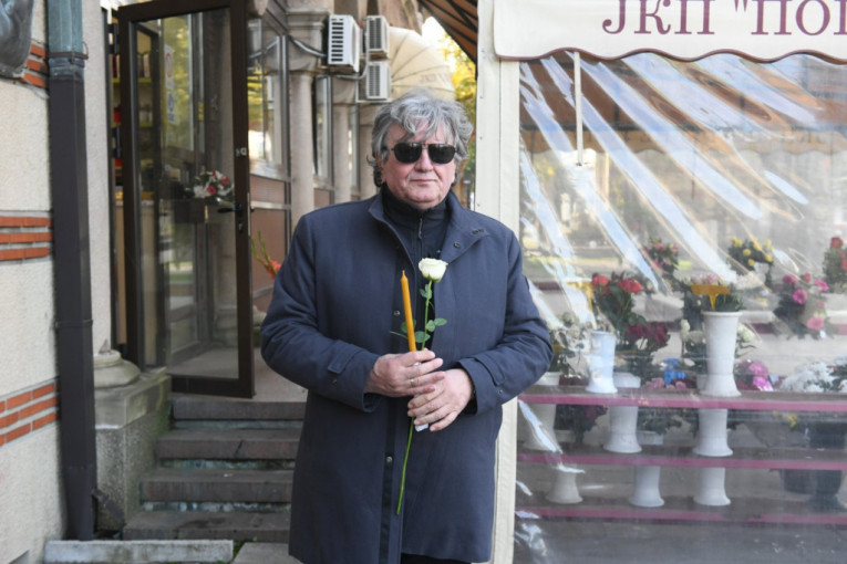 Crvene i bele ruže na Lauševoj sahrani