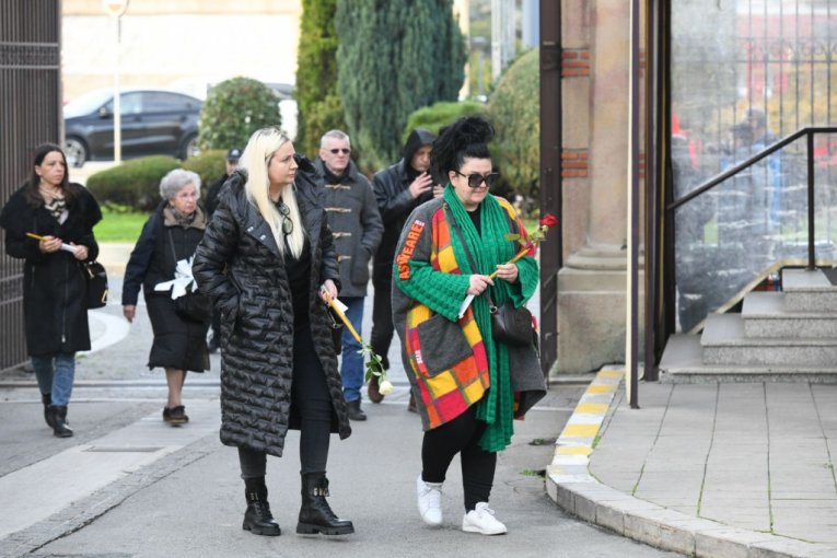 Crvene i bele ruže na Lauševoj sahrani