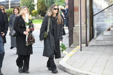 SA NJOM JE LAUŠEVIĆ PROVEO POSLEDNJE DANE NA SETU: Ivana Zečević stigla na Novo groblje kako bi se ZAUVEK OPROSTILA od Žarka!