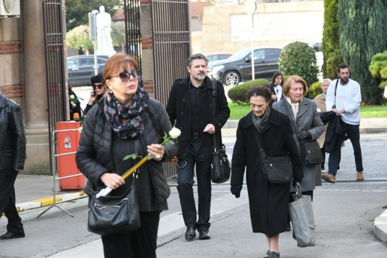 Crvene i bele ruže na Lauševoj sahrani