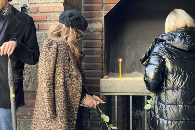 Crvene i bele ruže na Lauševoj sahrani