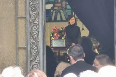 DUŠO MOJA, UMORNA SI I BEZ TEBE TI LEŽAJ SPREMAM: Emotivni stihovi odzvanjaju Novim grobljem, Lauš ispraćen uz srceparajuće stihove!