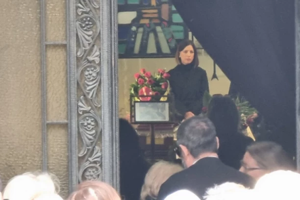 DUŠO MOJA, UMORNA SI I BEZ TEBE TI LEŽAJ SPREMAM: Emotivni stihovi odzvanjaju Novim grobljem, Lauš ispraćen uz srceparajuće stihove!