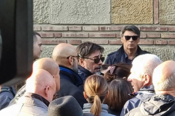 VOJIN ĆETKOVIĆ PLAČE ZA LAUŠOM: Glumac retko kad pokazuje emocije, ali ovo je bilo JAČE OD NJEGA! (FOTO)