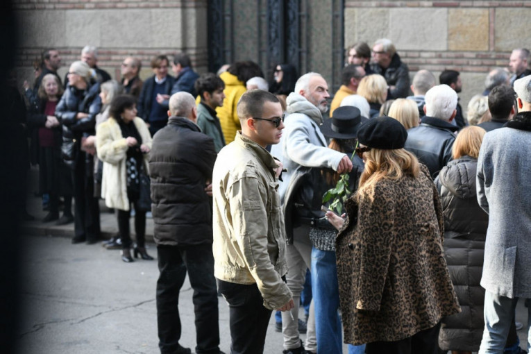 Crvene i bele ruže na Lauševoj sahrani