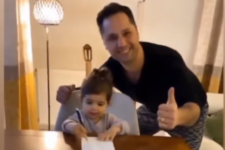 NEĆETE VEROVATI ŠTA JE OTAC DAO ĆERKICI DA POTPIŠE: "Siroto dete, ne zna ni za šta daje saglasnost!" (FOTO+VIDEO)