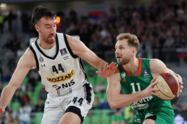 UŽASNE SCENE NA MEČU PARTIZANA! Zek Ledej UDARIO u glavu Blažiča! Bivši igrač Zvezde Meridianbet nije ostao DUŽAN! (VIDEO)