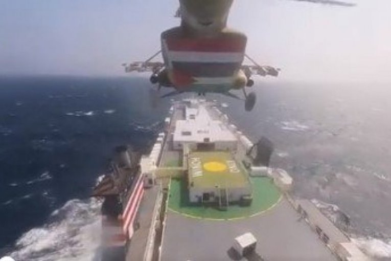 "SMRT AMERICI I IZRAELU, POBEDA ISLAMU!" HUTI OBJAVILI SNIMAK OTMICE BRODA: Helikopterom sleteli na plovilo, posadu držali na NIŠANU (VIDEO)