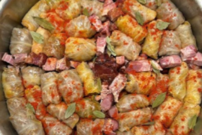 Viktor Živojinović zavija sarmu