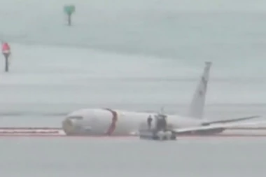 NEVREME NA HAVAJIMA PRIZEMLJILO ŠPIJUNSKI AVION MARINACA: Letelica promašila pistu i sletela pravo u OKEAN! Usledili DRAMATIČNI trenuci spasavanja! (VIDEO)