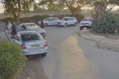 JOŠ JEDAN STRAVIČAN SNIMAK SA ŽURKE SMRTI: Devojke pokušale da pobegnu od Hamasovaca, jedna je na kolenima molila za život... HLADNOKRVNO POGUBLJENE (UZNEMIRUJĆUĆI VIDEO)