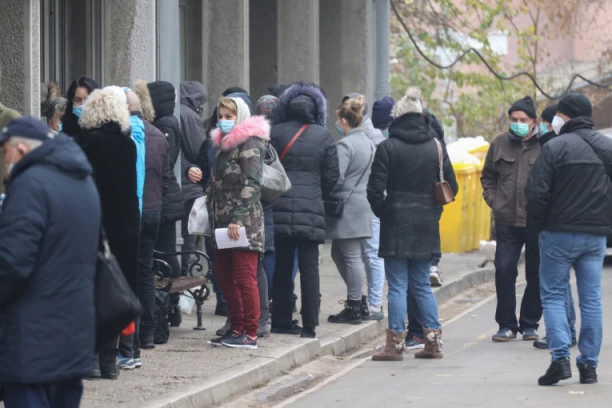 HOĆETE FIZIČKI DA UZMETE RAČUN U EPS, EVO KAKVO JE STANJE: Red i na ulici, ali brzo ide. Najmanja gužva na šalterima gde se samo izdaju računi! Šta kad dođete na red, a ne znate svoj EDB broj