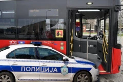 NAPADNUT VOZAČ AUTOBUSA NA VOŽDOVCU! Mladić i devojka tražili da voze, pa mu pretili NOŽEM I PIŠTOLJEM!