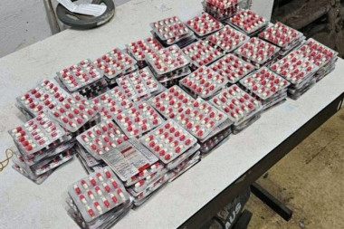 ALBANAC UHVAĆEN NA DELU: Carinici na granici otkrili 4.500 kapsula koje se nalaze na listi psihoaktivnih supstanci! (FOTO)