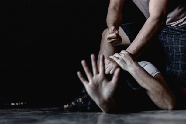 STRAVIČNO NASILJE U ĐAČKOM DOMU, SNIMAK ZAPALIO DRUŠTVENE MREŽE: Stariji učenici navukli BOKSERSKE RUKAVICE, prvake udarali u glavu, grudi i srce (UZNEMIRUJUĆI VIDEO)