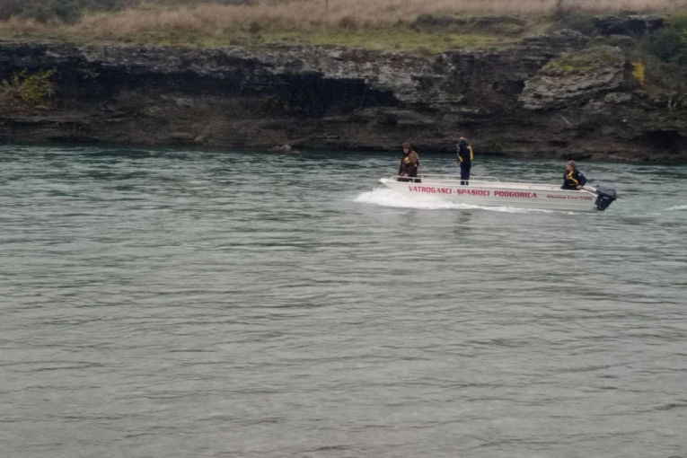 "SAM BOG GA JE SPASIO" Mladić zaspao za volanom, pa sleteo u reku! Automobil i dalje u koritu Morače!