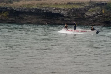 "SAM BOG GA JE SPASIO" Mladić zaspao za volanom, pa sleteo u reku! Automobil i dalje u koritu Morače!