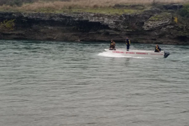DVA TELA IZVUČENA IZ MORAČE! Vozač se popeo na trotoar, pa se zaleteo u reku!