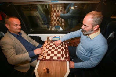 NEOBIČAN MEČ ŠAHISTA BEOGRADA I NOVOG SADA: Brzopotezni obračun u brzom vozu "Soko"