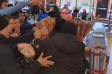 NISMO NI JEDINI, A NI NAJGORI! Pogledajte kako se žene mlate u prodavnici u Londonu, dok zgranuti ljudi pokušavaju da ih razdvoje! "ORUŽJE" IM JE TEK PRAVI HIT! (VIDEO)