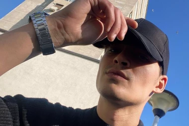 POPULARNOG VODITELJA U AVIONU DOJILA NEPOZNATA ŽENA: U alkoholisanom stanju napravili HAOS, u javnost isplivale URNEBESNE informacije!