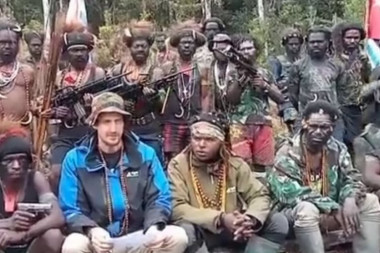 OTELI GA LJUDOŽDERI, IMA JOŠ DVA MESECA ŽIVOTA: Pobunjenici na Papui ZAROBILI novozelandskog pilota, evo pod kojim uslovima će biti SLOBODAN  (VIDEO)