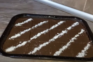 KOLAČ SVE PO 12 KAŠIKA: Brzi slatkiš od kokosa - sočan i izdašan (FOTO)