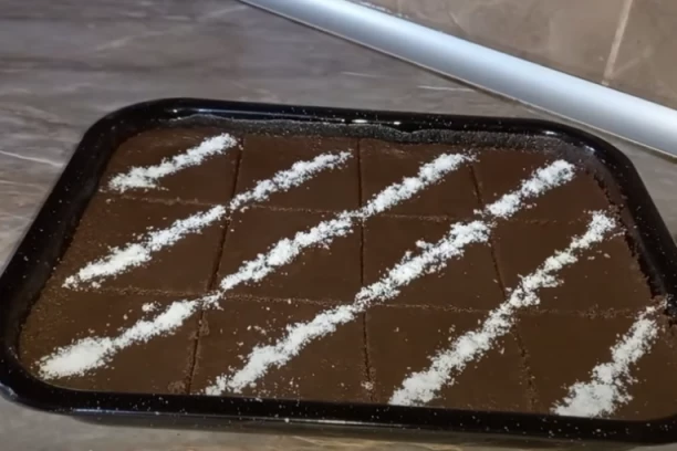 KOLAČ SVE PO 12 KAŠIKA: Brzi slatkiš od kokosa - sočan i izdašan (FOTO)