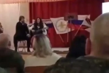 UKRAJINSKA OSVETA ZA MASAKR 128. BRIGADE: HIMARSOM prekinuli vojnu proslavu, POGINULO desetine vojnika i poznata ruska glumica KAMERA SE ZATRESLA, A ONDA MRAK! (UZNEMIRUJUĆI SNIMAK)