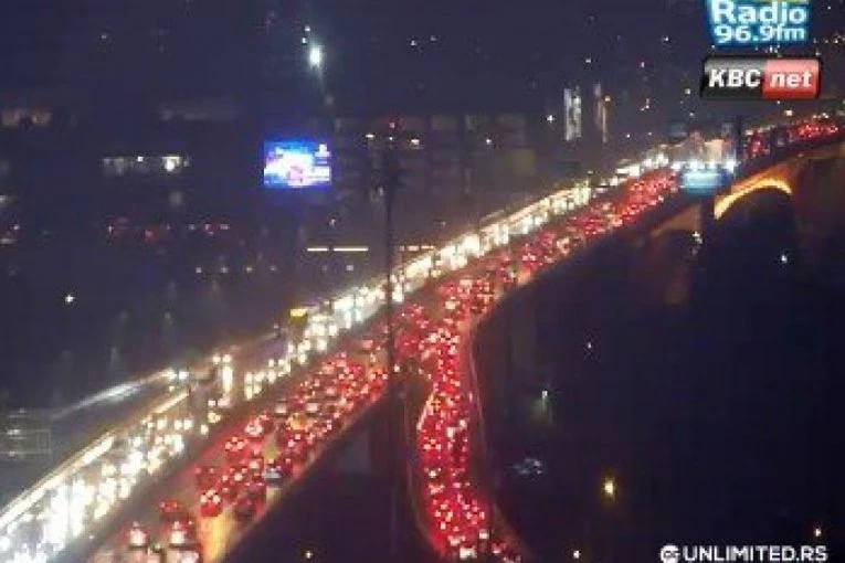 NEVEROVATNA GUŽVA U BEOGRADU: Saobraćajni haos zahvatio centar grada, i autobuske stanice su pune!