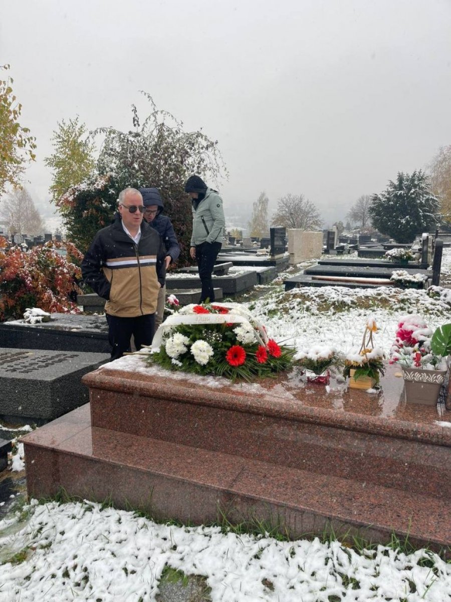 Saša Matić na grobu Kemala Montena