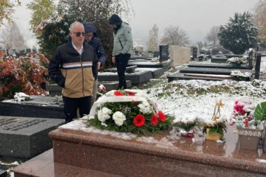 SAŠA MATIĆ POSETIO GROB KEMALA MONTENA: Pevač ogolio dušu, pa otkrio kakve su planove imali! (FOTO)