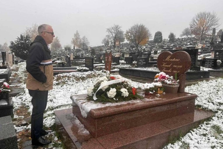 Saša Matić na grobu Kemala Montena