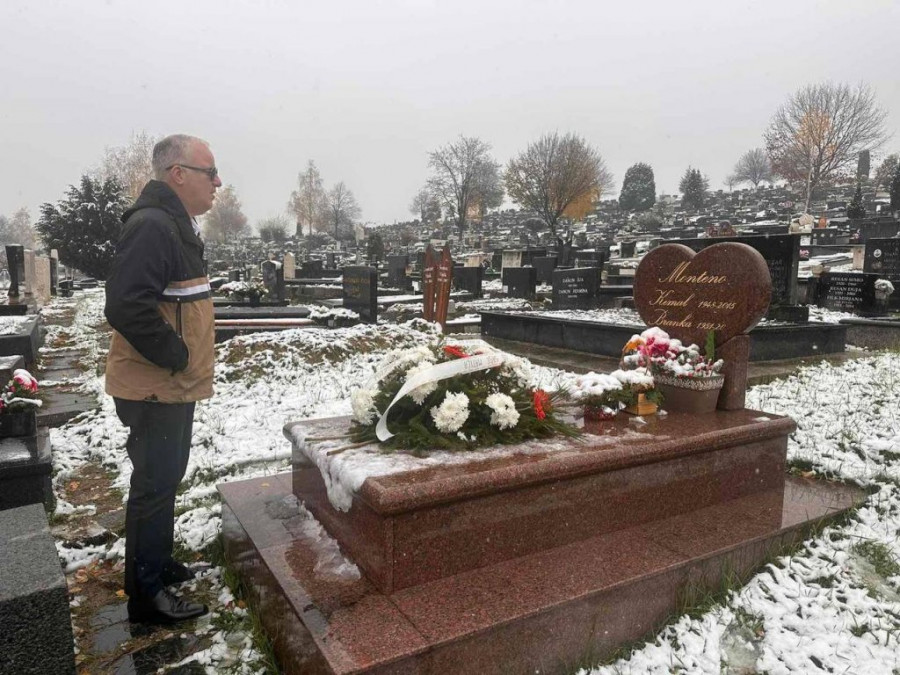 Saša Matić na grobu Kemala Montena
