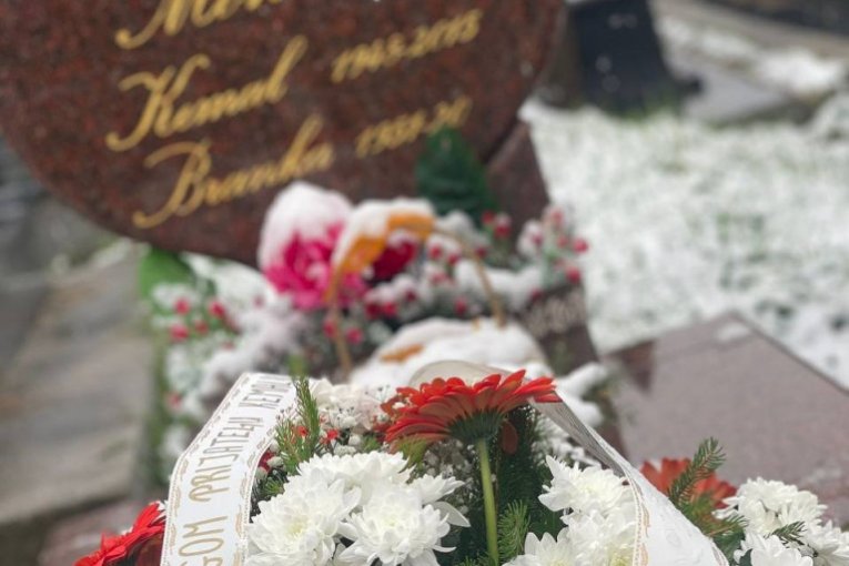 Saša Matić na grobu Kemala Montena