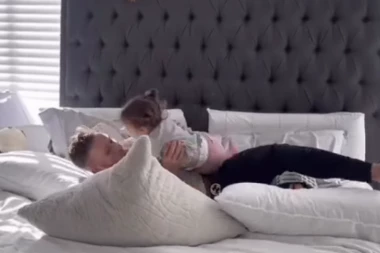 "KO ZNA ŠTA JE SVE TU BILO DOK MAMA NIJE DOŠLA KUĆI": Rekla je suprugu da pripazi na dete i psa u njenom odsustvu, kada se vratila zanemela je od prizora u sobi (VIDEO)