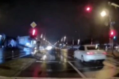 POTENCIJALNI UBICA NA TOČKOVIMA: Vozač belog "audija" bezobzirno prolazi na crveno svetlo u Novom Sadu