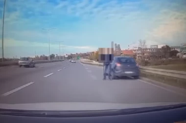 NOVI "VELJA PEČENJARA" HARA BEOGRADOM! Dvojnik prepisuje scenario -" kartica ne prolazi, dete mu je bolesno", PA TRAŽI NOVAC OD PROLAZNIKA! (VIDEO)