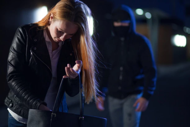 DRAMA NA ŽELEZNIČKOJ STANICI! Manijak ubijao ljude nožem, pa SKOČIO SA ŠESTOG SPRATA! Lekari se bore za život teško povređenih!