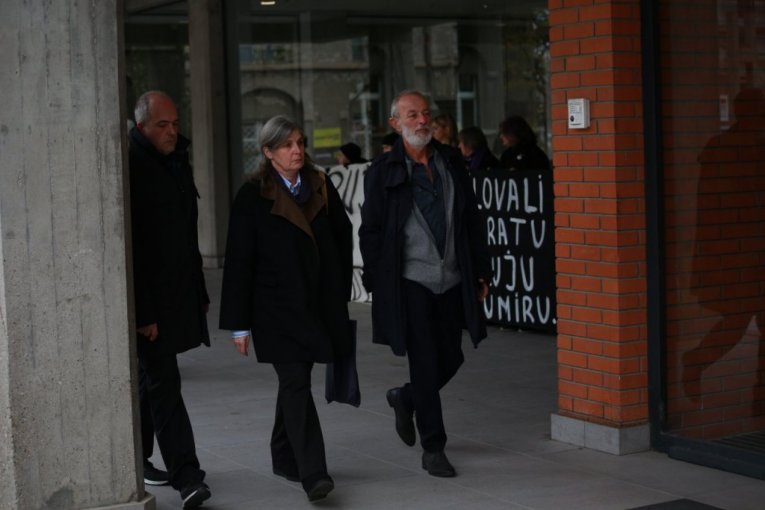 Suđenje učitelju glupe optuženom za seksualno uznemiravanje i silovanje