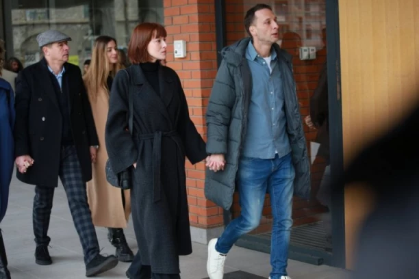 MILENA RADULOVIĆ STIGLA U PALATU PRAVDE! Prvi put pokazala OSMEH i veliku PROMENU: Stegla dečka i ne pušta ga (VIDEO)