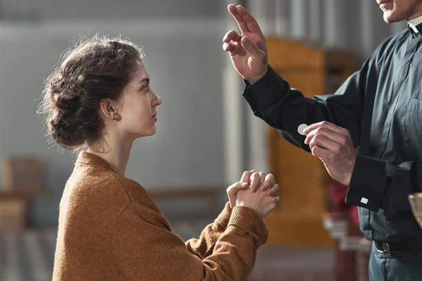 KATOLIČKI SVEŠTENIK (30) JE OŽENIO DEVOJKU (18): Izbio SKANDAL neviđenih razmera, za AFERU se OVAKO saznalo, sada je u "bekstvu"