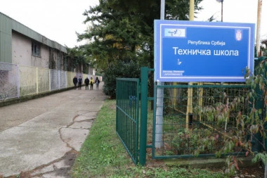 OVDE JE IZBODEN UČENIK TEHNIČKE ŠKOLE U ŽELEZNIKU! Posvađao se sa drugom, mladić izvadio nož i zario ga u vršnjaka - krv je lila! (FOTO/VIDEO)