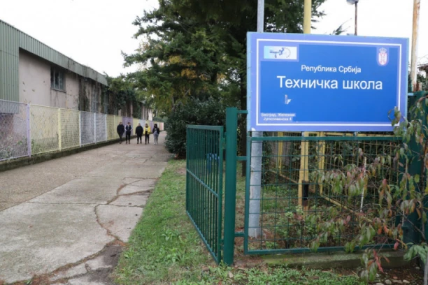 OVDE JE IZBODEN UČENIK TEHNIČKE ŠKOLE U ŽELEZNIKU! Posvađao se sa drugom, mladić izvadio nož i zario ga u vršnjaka - krv je lila! (FOTO/VIDEO)