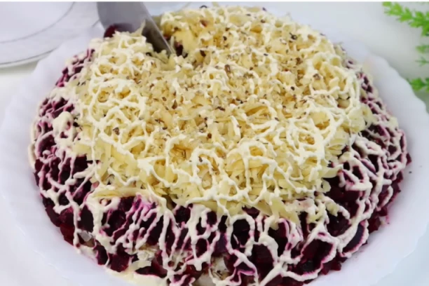 ZA NJU KAŽU DA JE POSNA MIMOZA: Slavska salata sa CVEKLOM I RIBOM ima da vas raspameti kakvog je UKUSA!